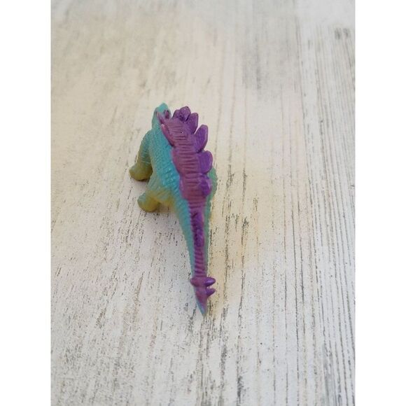Mini purple blue stegosaurus dinosaur toy figure - Picture 4 of 4